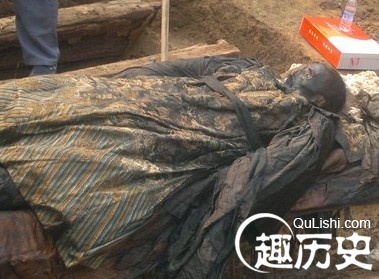周口清朝干尸被挖出梳长辫着官服五官清晰图