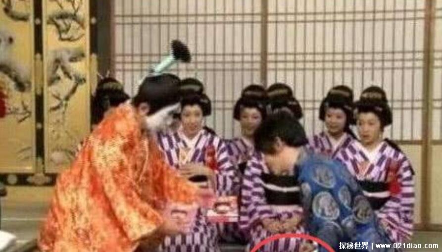 刘谦给日本人跪着磕头视频，并非给天皇下跪不良媒体故意歪曲