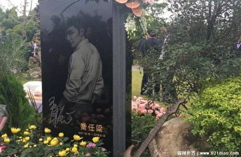 乔任梁手臂去哪里了并没有不见手臂浮肿拿花遮住了而已