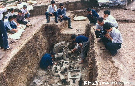 三星堆挖掘诡异事件挖出手机，并没有(但却发现了神秘的符号)