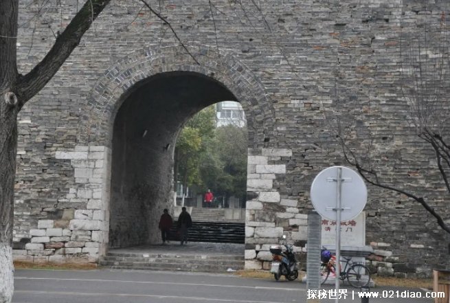 世界围地最大的城墙，明代南京石头城(修建于明朝，是从1366年到1386年)